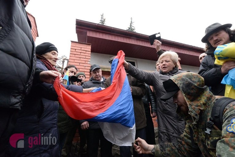 российский флаг во львове сняли и сожгли