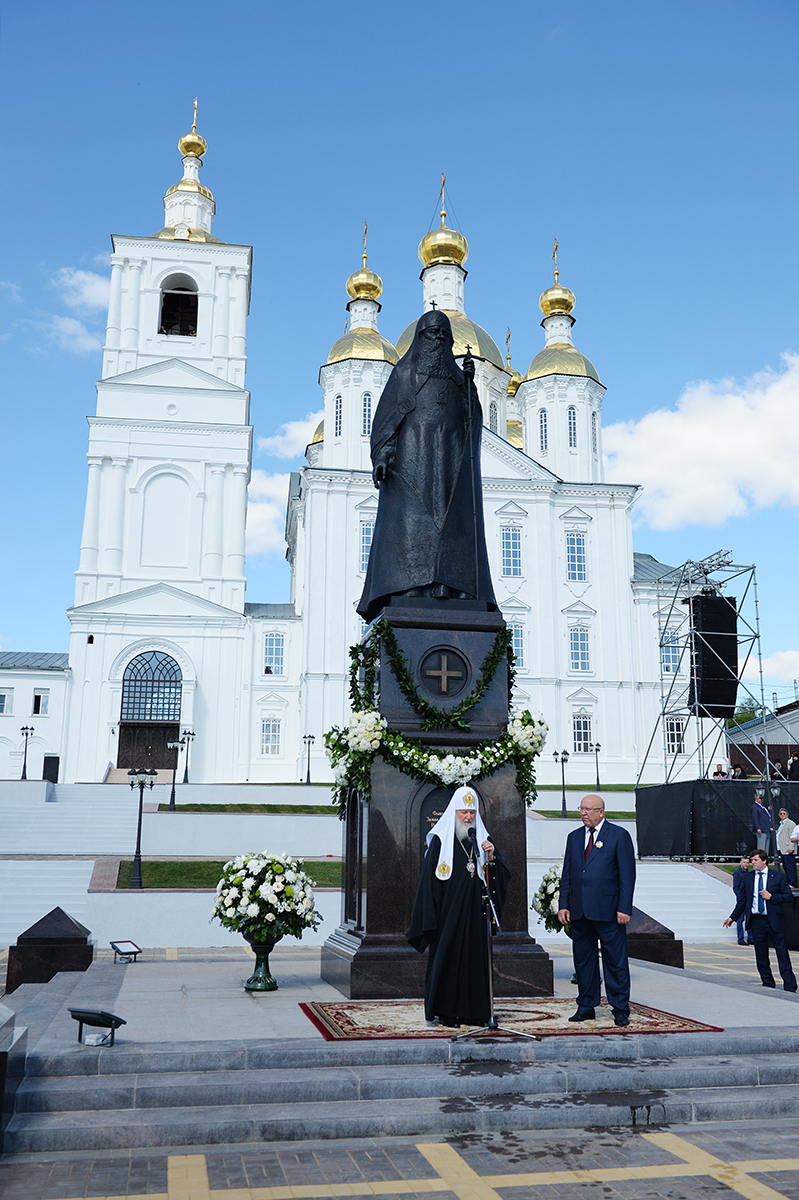 У памятника Сергию