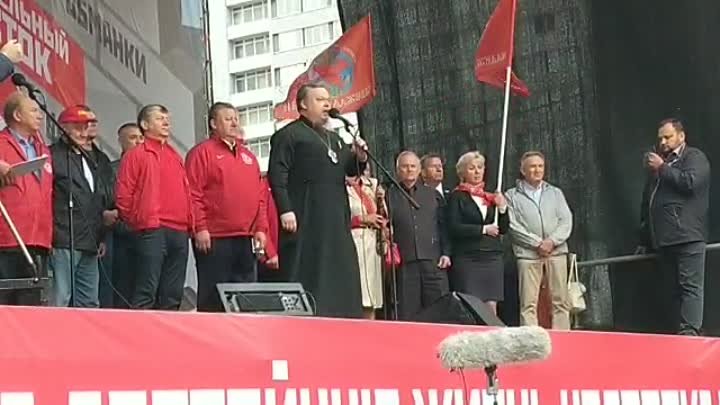 На митинге