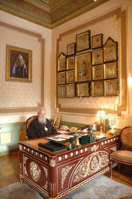Патриарх Алексий 2 в своем кабинете