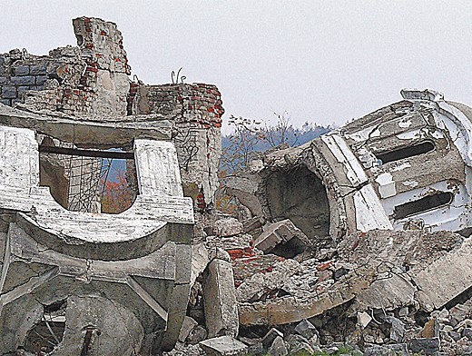 Руины взорванной православной церкви в Косово. Югославия, 1999